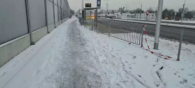 Śnieg zalegał na chodniku ul. Kosmonautów, na wysokości ul. Trójkątnej, choć odśnieżanie tej lokalizacji jest obowiązkowe. Ekosystem tłumaczy, że zawinił wykonawca.