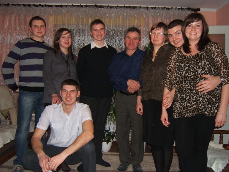 Rodzina w czasie wigilii świąt Bożego Narodzenia 2010. Na...