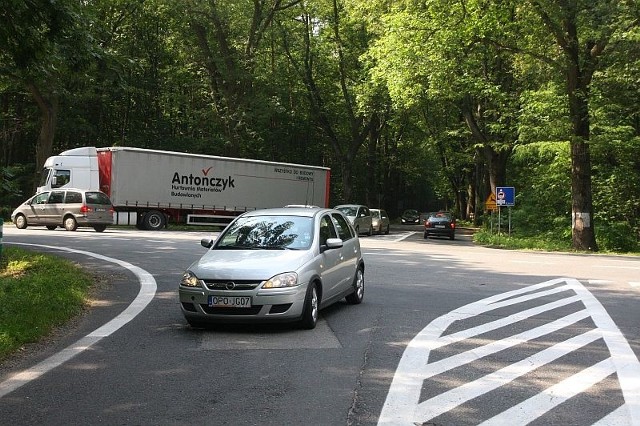 Aby bezpiecznie pokonać to skrzyżowanie, trzeba mieć dużo czasu, uwagi, odwagi albo szczęścia. A najlepiej wszystko naraz - mówią mieszkańcy okolicznych miejscowości. - Tak dalej być nie może!