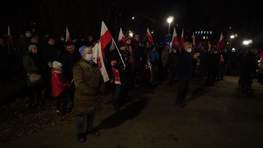 Marsz Niepodległości w Białymstoku. Wieczorny pochód mieszkańców z okazji Święta Niepodległości [ZDJĘCIA]