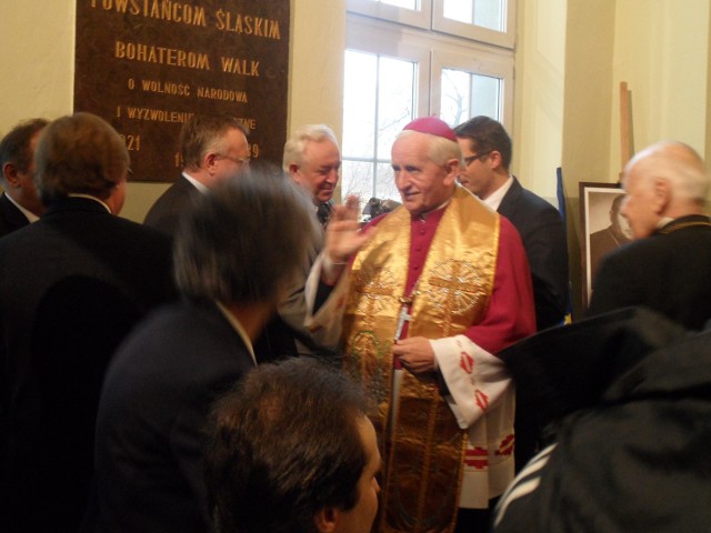 Biskup-senior Damian Zimoń przyjechał na uroczystość odsłonięcia tablicy pamiątkowej poświęconej kard. Kominkowi
