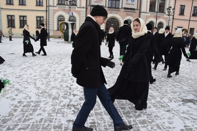 Tegoroczni maturzyści z Kopernika w Żywcu nie zawiedli. Mimo silnego mrozu i śniegu zatańczyli na Rynku w Żywcu. Zabawa była świetna