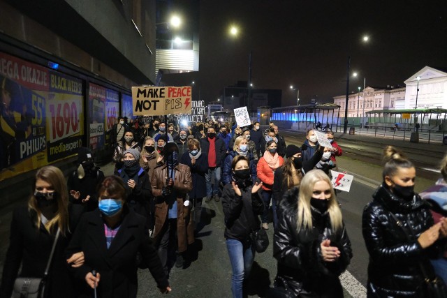 Protest kobiet znów w Sosnowcu. Kobiety i wspierający je mężczyźni ruszyli na spacer z Patelni pod Urząd Miasta.Zobacz kolejne zdjęcia. Przesuwaj zdjęcia w prawo - naciśnij strzałkę lub przycisk NASTĘPNE