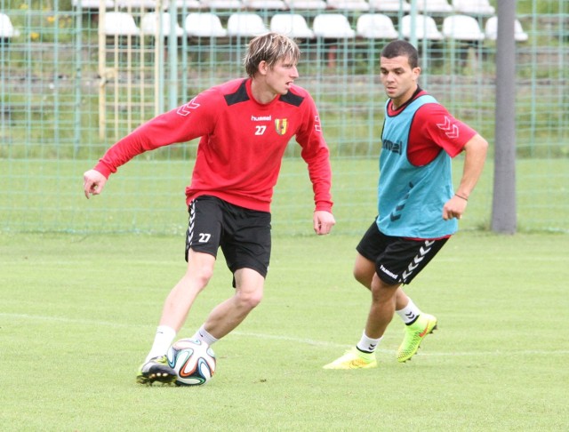 W środę z Koroną trenował już Jacek Kiełb (z lewej) i wziął udział w wewnętrznej gierce. Z prawej Nabil Aankour.