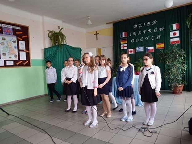 Dzień Języków Obcych w Szkole Podstawowej w Chrobrzu. Były piosenki, taniec i trochę historii [ZDJĘCIA]