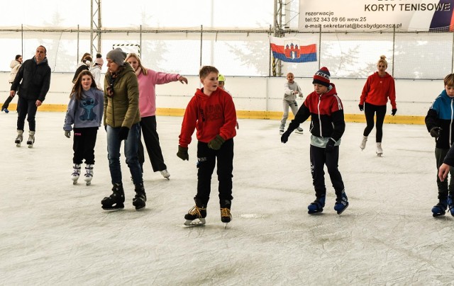 Kryte lodowisko w Fordonie w Bydgoszczy rozpoczęło już sezon 2022/2023. Chętnych do aktywnego wypoczynku na łyżwach nie brakuje. Tak było na ślizgawce w Fordonie w niedzielę, 6 listopada br.