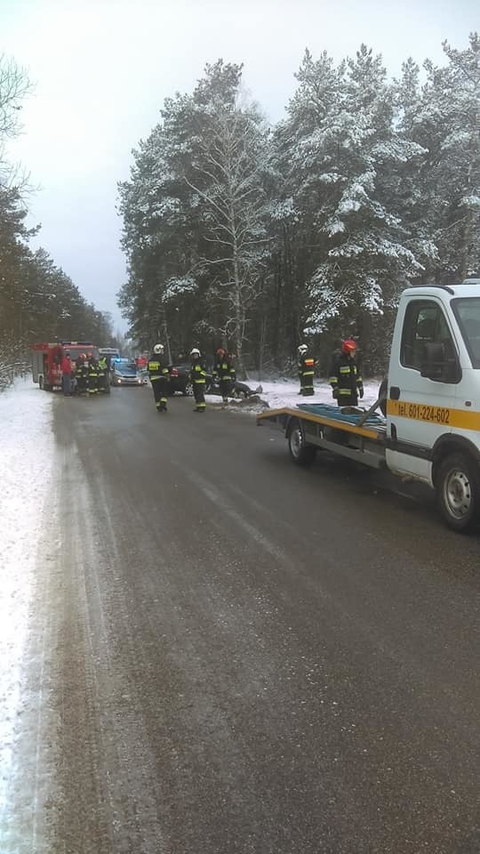 Dachowanie na drodze Troszyn-Zamość. Pechowy pierwszy dzień świąt dla kierowcy [ZDJĘCIA]