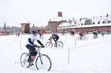 Kolarze ścigali się przy zamku w Malborku. Cyclocross Walami von Plauena w zimowej scenerii