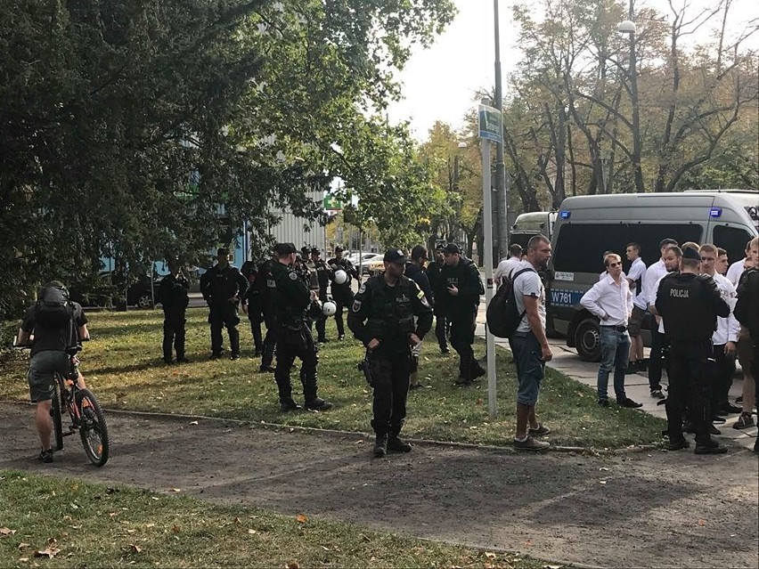 I Marsz Równości. Policja zatrzymała agresywnych mężczyzn. Doszło do szarpaniny w Alei Fontann [WIDEO]