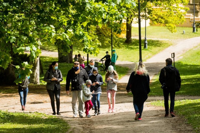 Wietrzna aura nie zniechęciła bydgoszczan od wyjścia z domu. Nasz fotoreporter zajrzał do Myślęcinka i Ostromecka. Mieszkańcy spędzali niedzielę, 17 maja, na spacerach, piknikach i relaksie wśród zieleni. Więcej zdjęć >>> Smaki Kujaw i Pomorza - Sezon 2 odcinek 12