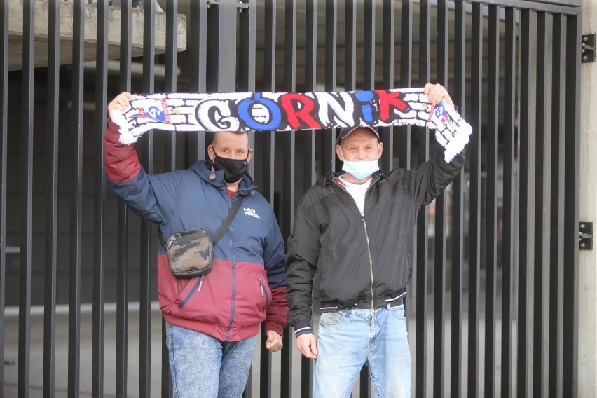 Kibice Górnika Zabrze pod stadionem na Roosevelta w trakcie...