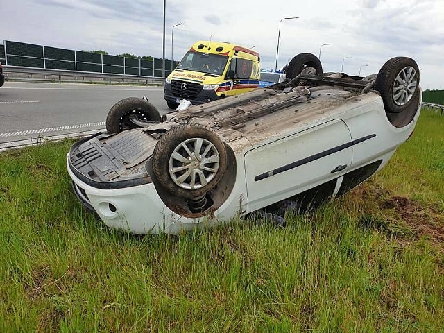 W wyniku zderzenia pojazdów na drodze ekspresowej S- 5 w rejonie Żołędowa auto osobowe dachowało