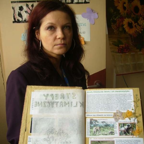 Patrycja Krakowska, nauczyciel plastyki w tarnobrzeskim Gimnazjum numer 2 prezentuje gotowy album, który zdobią suszone kwiaty, muszle, bursztyny.