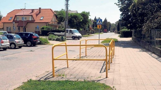 Ul. Jabłoniowa, rejon tutejszej szkoły, gdzie ma zatrzymywać się autobus MZK linii nr 20 - okolicznym mieszkańcom już to się nie podoba; mówią, że nie ma tu odpowiednich warunków