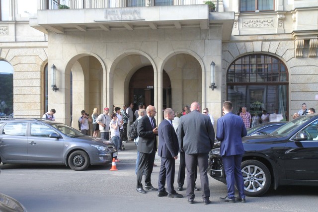 Przeciwnicy i zwolennicy czekali na Andrzeja Dudę pod hotelem Monopol w asyście policji