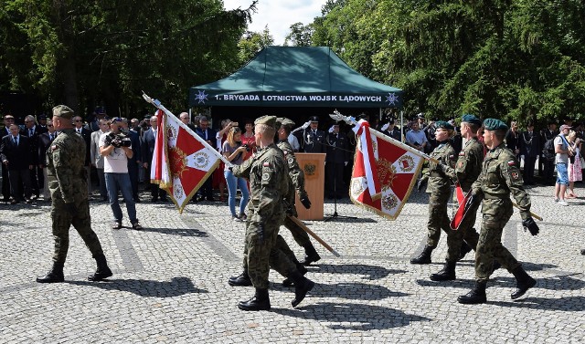 W Solankach odbyły się garnizonowe obchody Święta Wojska Polskiego i 97. rocznicy Bitwy Warszawskiej. Wyróżniający się żołnierze 1. Brygady Lotnictwa Wojska Lądowych, 56. Bazy lotniczej i 2. Inowrocławskiego Pułku Inżynieryjnego udekorowani zostali medalami, odznakami oraz otrzymali awanse na wyższe stopnie. Nagrodzono też pracowników cywilnych wojska. A oto wyróznieni. Gwiazda Czadu - por. Marcin Trzeciak, złoty medal Za Zasługi dla Obronności Kraju - ppłk Maciej Jaworski, srebrny - mjr Sławomir Ważny, st. chor. Tomasz Jasiński, brązowy - kpt. Sebastian Dyląg. Złoty medal Siły Zbrojne w Służbie Ojczyzny - pani Hanna Rajczak, srebrny - ppłk Piotr Pytel, st. chor. Tomasz Jasiński, brązowy - Anna Gardocka, Agnieszka Załuska, st. szer. Cezary Dąbrowski, st. szer. Krzysztof Mazurkiewicz, st. szer. Damian Warda i st. szer. Jarosław Przepiórka. Odznakę Honorową Wojsk Lądowych otrzymał ppłk Piotr Pytel. Nagrody rzeczowe - mjr Piotr Kranz, st. chor. Marek Dzierżawski, chor. Jacek Wieczorek, kpr. Jakub Pieczyński, listy gratulacyjne - mjr Jarosław Forgel, kpt. Radosław Lewandowski, mł. chor. Marcin Matynia, mł. chor. Arkadiusz Roszak, mł. chor. Artur Głazek, plut. Piotr Cyra, st. kpr. Wojciech Biczkowski, st. kpr. Piotr Tuchowski, kpr. Damian Bartkowiak, kpr. Łukasz Lewandowski, kpr. Marcin Pluta, kpr. Sebastian Nawrocki, szer. Michał Kozłowski, szer. Rafał Koprowski, szer. Łukasz Rutkowski, szer. Radosław Pięta, szer. Dawid Kleps, pochwały - st. szer. Grzegorz Sołtysiak i szer. Michał Jurewicz. Awanasowali. Na kapitana - por. Artur Majchrzak , na starszego chorążego sztabowego - st. chor. Daniel Lepczyński, na starszego chorążego - chor. Zygmunt Dobrowolski, na młodszego chorążego - st. sierż. Mariusz Krzyżan, st. sierż. Krzysztof Nalewajski, na starszego sierżanta - sierż. Krzysztof Jankowski, sierż. Krystian Barski, sierż. Tomasz Kupaj, sierż. Radosław Rachwalski, sierż. Rafał Rybicki, sierż. Arkadiusz Żurkowski, na plutonowego - st. kpr. Radosław Popieliński, starszego kaprala - kpr. Mateusz Adamczyk, kpr. Sebastian Nawrocki, kpr. Janusz Sołtysiak, kpr. Radosław Domagała, kpr. Radosław Dziatkowicz, kpr. Sylwester Kisielewski, kaprala - st. szer. Przemysław Barglik, st. szer. Damian Warda, starszego szeregowego - szer. Zbigniew Bury, szer. Piotr Goszczyński, szer. Mateusz Jankowski, szer. Paweł Rymarowicz, szer. Bartłomiej Rzyczkowski, szer. Agnieszka Żukowska, szer. Mateusz Piórkowski i szer. Witold Szydłowski. 