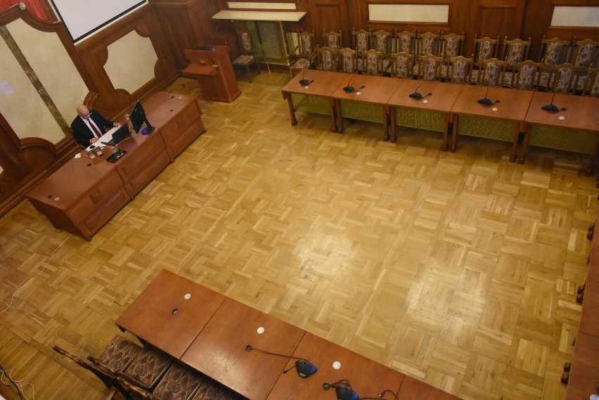 Zdalna sesja Rady Powiatu Krakowskiego, na której uchwalono...