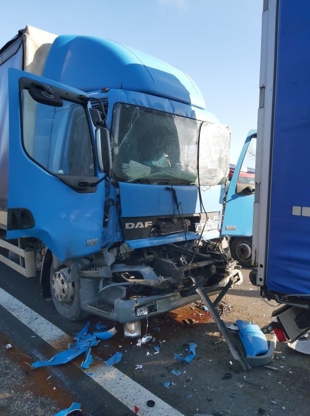 Mielniki. Wypadek ciężarówki na drodze krajowej nr 8. Do kierowcy wezwano śmigłowiec (zdjęcia)