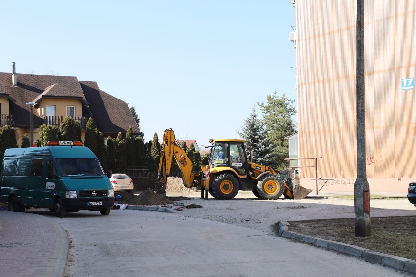 Ostrołęka. Nowy parking przy ul. Goworowskiej. Będzie miał 20 miejsc postojowych. Zdjęcia