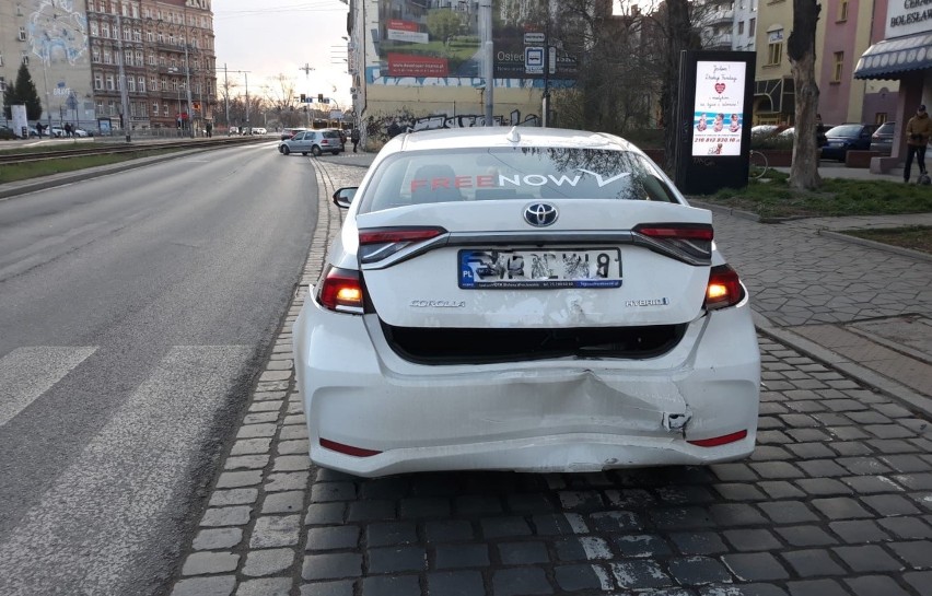 Zderzenie dwóch taksówek przy pl. Bema we Wrocławiu...