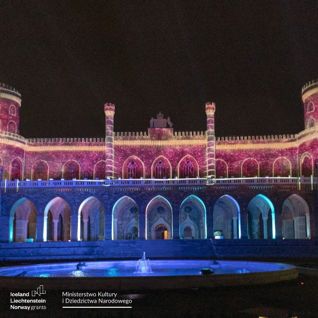 Widowiskowy spektakl świateł na fasadzie pałacu.