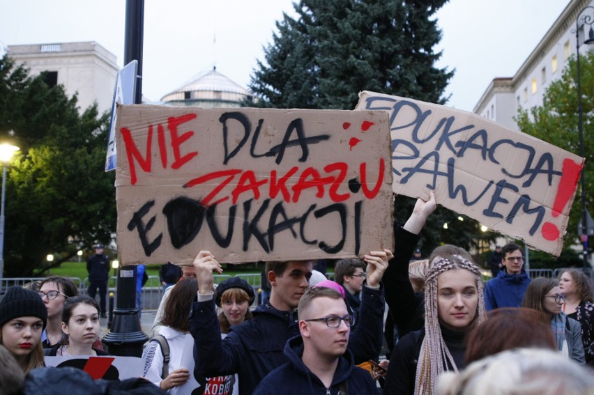 Warszawa: Protest "Jesień Średniowiecza" przed Sejmem. PiS chce karać więzieniem za edukację seksualną?