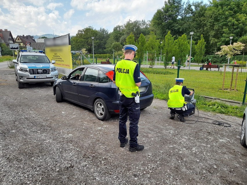 Zakopane. Policja bada spaliny. Niektórzy kierowcy stracili dowody rejestracyjne