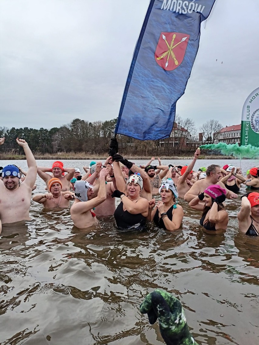 Krasnostawskie Karpie zaprosiły na wspólną kąpiel kilkaset morsów z całego województwa! [ZDJĘCIA]