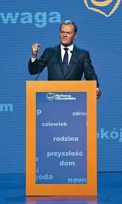 Tylko nieliczni ministrowie zasłużyli na "szóstkę" i mogą być pewni, że po wygranych wyborach zasiądą ponownie w rządzie - mówił w sobotę premier Donald Tusk Fot. Tomasz Gzell/PAP