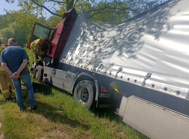 Groźny wypadek samochodu ciężarowego na wyjeździe z Kątów Wrocławskich. Auto zaczęło się palić. Kompletnie pijanego kierowcę wyciągnięto z rozbitej kabiny w ostatniej chwili!