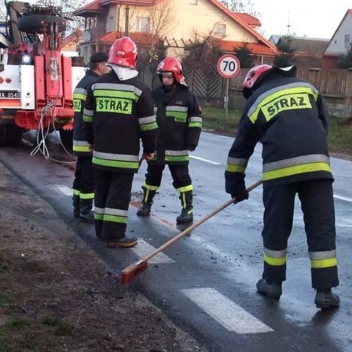 Policja z Łomży i Ostrowi Mazowieckiej ustala objazdy dla samochodów a strażacy neutralizują rozlane plamy