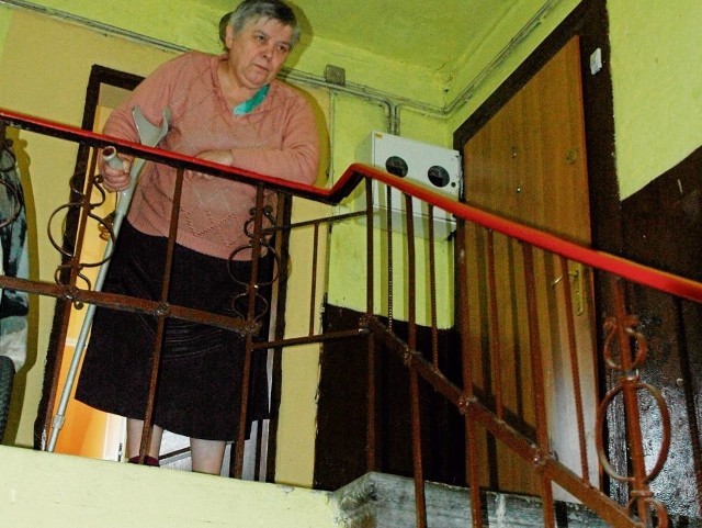 - Teraz mogę jedynie popatrzeć na strome schody - mówi Maryla Sarnowska. - Dla mnie jest to przeszkoda nie do pokonania. Dwie osoby musiały mi pomóc, abym dostała się na drugie piętro.