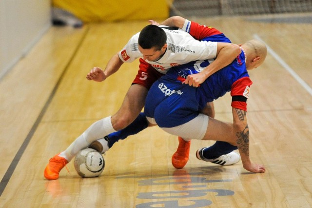 Futsalowe derby prawie zawsze są zacięte na każdej płaszczyźnie.