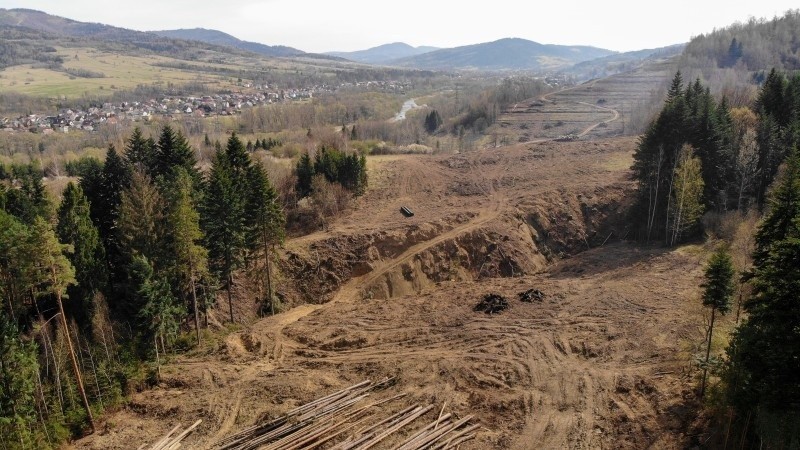 Na zdjęciach postępy prac przygotowawczych do budowy tzw....