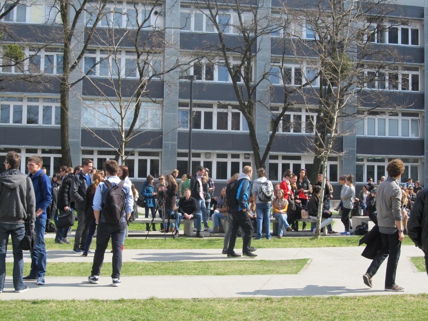 Kilkuset studentów zatańczyło przed Politechniką Wrocławską [ZDJĘCIA, FILMY]