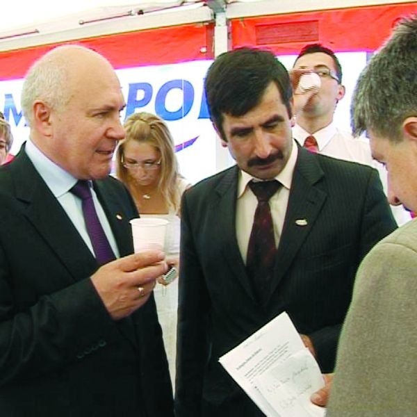 Wiceminister Marian Zalewski (na zdj. z kubeczkiem) próbował mlecznych smakołyków