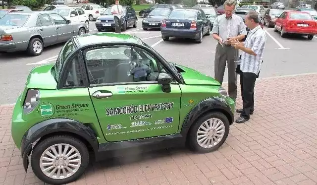 Zielone elektryczne auto MyCar trafiło już na testy do starostwa powiatowego w Mielcu.