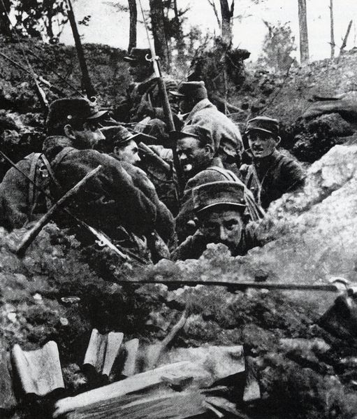 Żołnierze francuscy w okopach na froncie I wojny światowej.