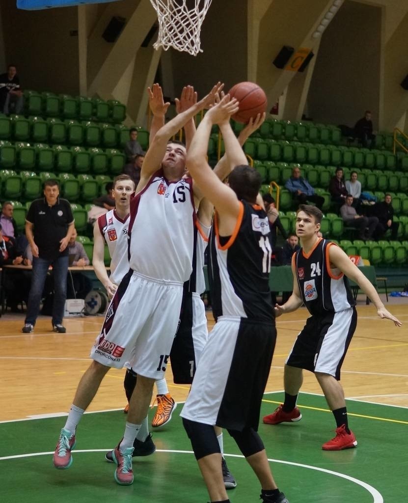 Koszykarze Domino Inowrocław pokonali ekipę Obry Kościan 64:61 [zdjęcia]