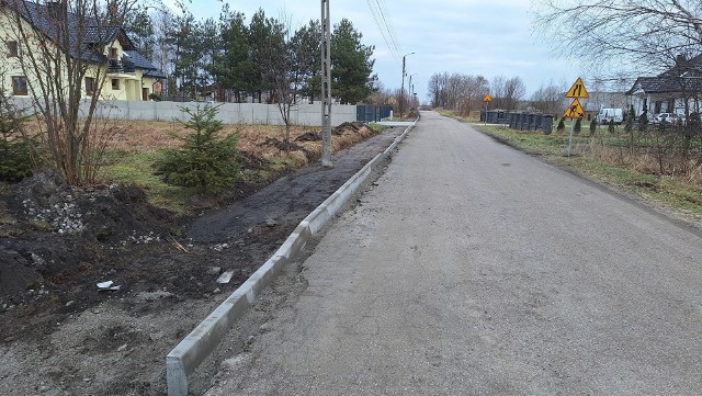 W Rogowie budowany jest nowy chodnik.