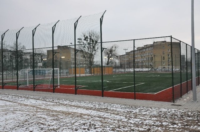 Orlik przy Zespole Szkół Technicznych i Ogólnokształcących w Sandomierzu został oddany do użytku latem. Teraz do sądu trafiła sprawa zapłaty za niego.