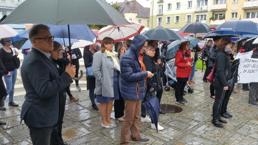Ok. 50 osób przyszło na protest w strugach deszczu w...