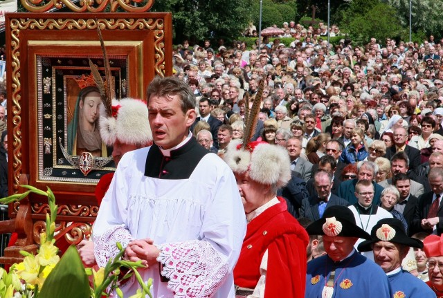 Obraz Matki Bożej Rokitniańskiej przyciąga do Rokitna tłumy pielgrzymów.