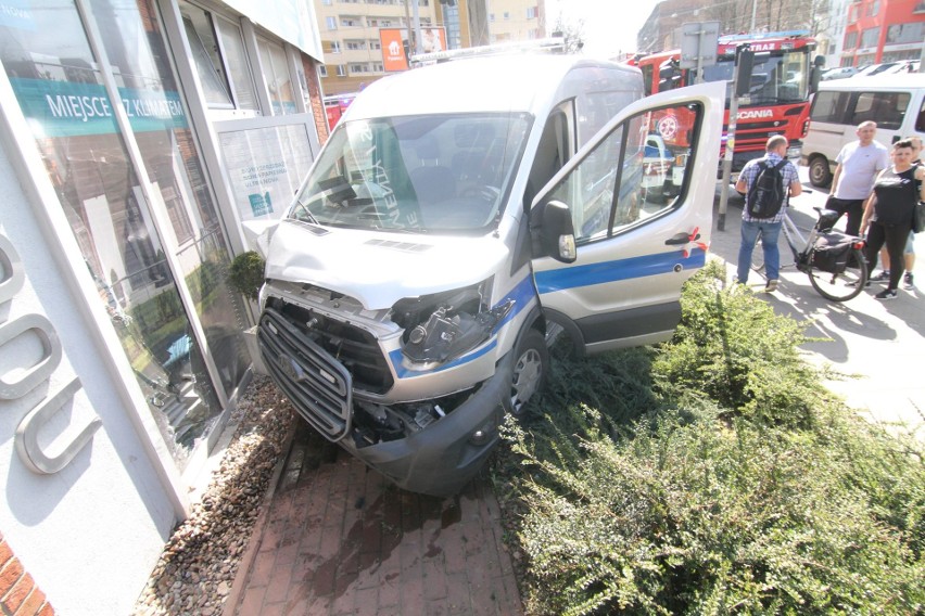 Wrocław: Wypadek busa Służby Więziennej              