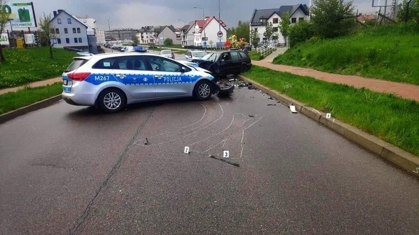 Suwałki. Kierowca BMW uciekał przed policją i uderzył w radiowóz. Dwóch policjantów w szpitalu