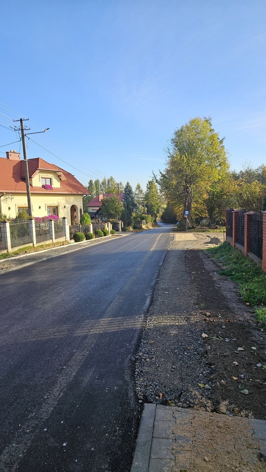 Nowa droga w Kałkowie. Jest szersza i odwodniona. Teraz pora na chodnik