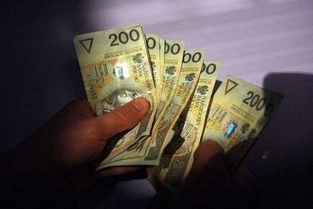 Małżeństwo z Koszalina straciło 50 tys. złotych i 12 tys. euro.