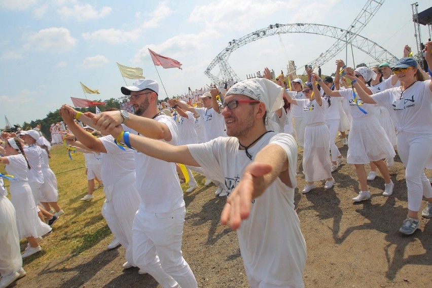 Lednica 2018. Tysiące młodych osób na Polach Lednickich