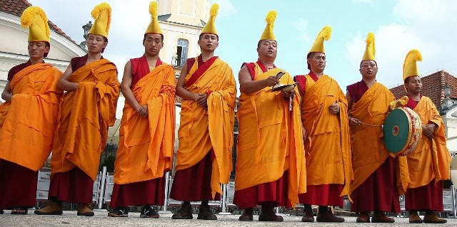 Na placu przed Ratuszem grupa mnichów zaintonowała tradycyjne klasztorne pieśni