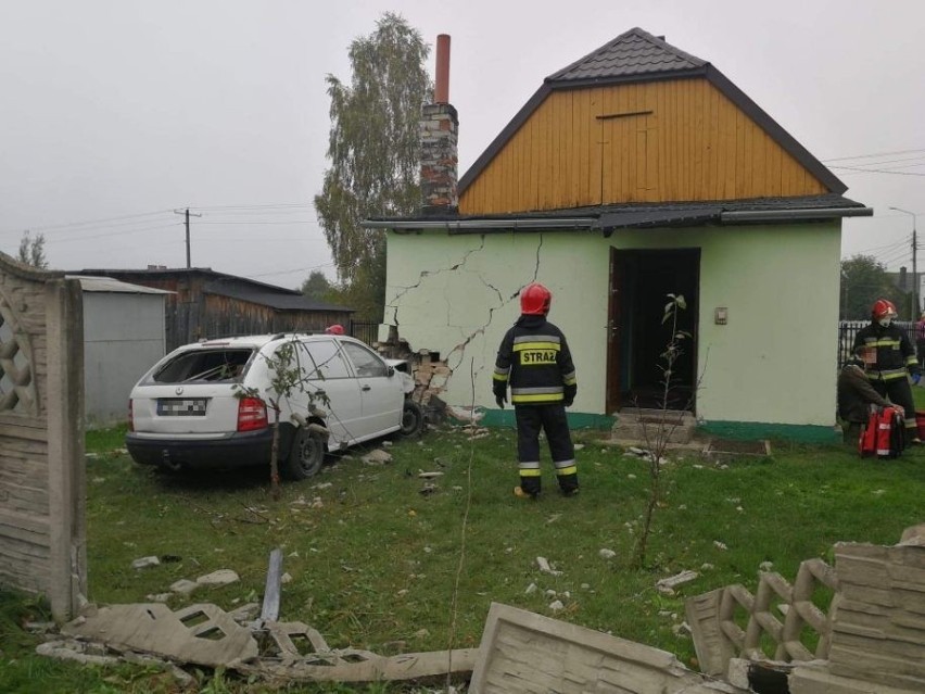 Wypadek w Mostkach. Samochód uderzył w dom! Na miejscu działają służby ratunkowe [ZDJĘCIA]